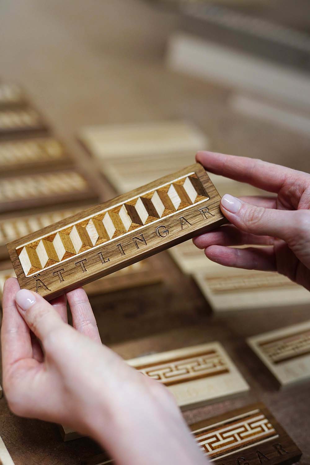 Close up of woman holding Attlingar sample