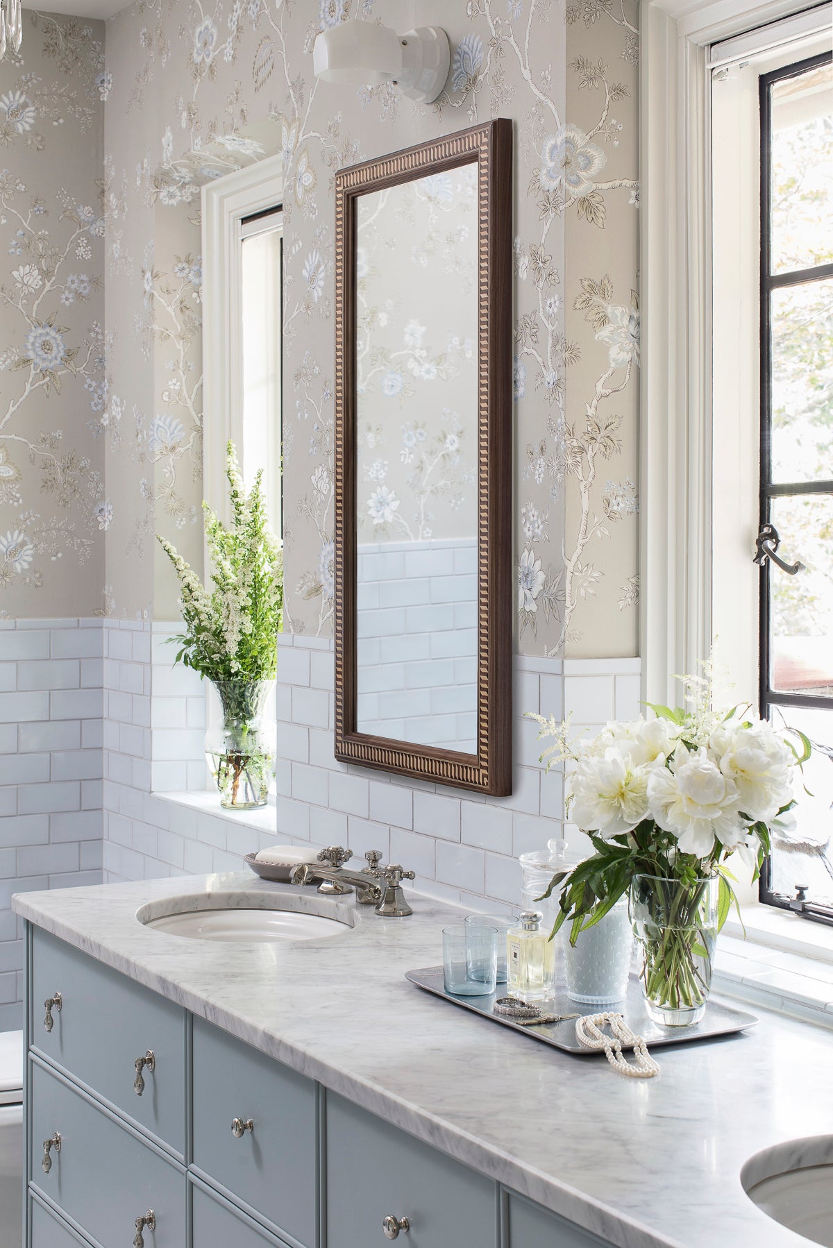 Ättlingar mirror cabinet in nice sunny bathroom